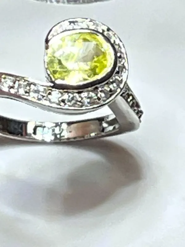 Vintage Y2K EDCO Silver Tone Simulated Peridot & White Crystal Swirl ByPass Ring - Image 7