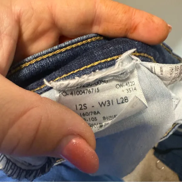 Levis Classic Straight Jean Dark Wash Mid‎ Rise 31x28 PETITE - Image 6