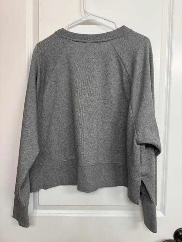 Nike Versa Dri-FIT Gray Cropped Embossed Sweatshirt Women’s Large - Image 7