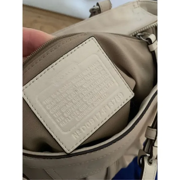 Coach off white or cream shoulder bag - Image 5