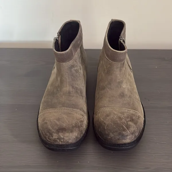 Ugg Attell Black Waterproof Leather Bootie‎ Side Zip Wool Lining Size 7.5 - Image 2