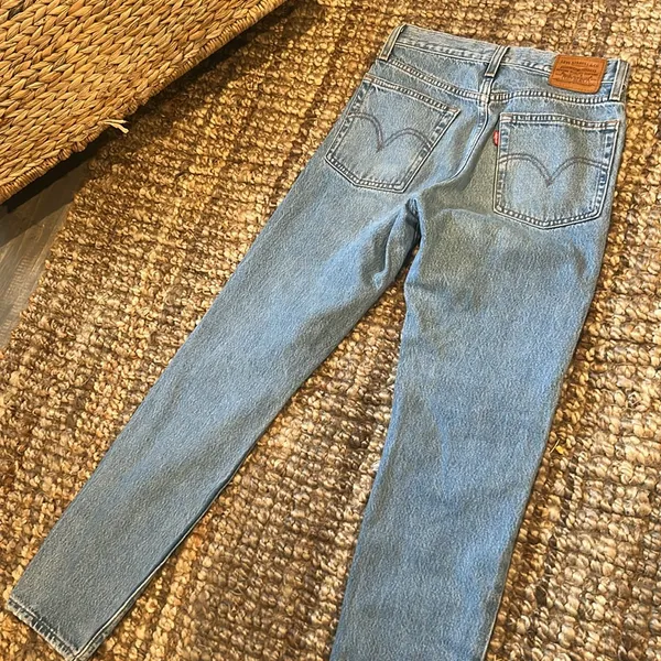 Levi’s Premium Wedgie Straight Leg Light Wash Distressed Denim Jeans Size 23 - Image 8