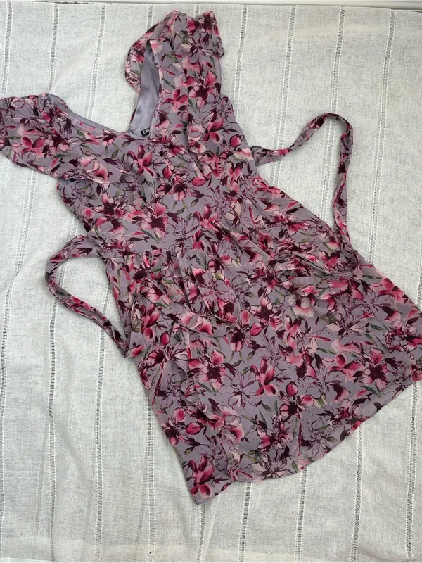 Express purple and pink floral print short-sleeve mini dress with a V-neckline - Image 4