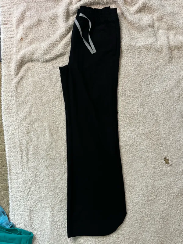 Figs Shelby Ultra High Rise Wide Leg Scrub Pant in Black Size Small/ tall - Image 6