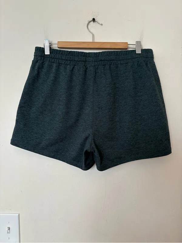 QUINCE Flowknit Mid-Rise Active Shorts Heather Green Sz Medium - Image 11