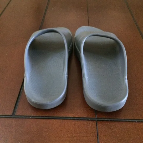 Oofos ooah gray comfort slide size 7 - Image 3