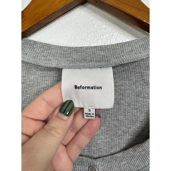 Reformation Gray Ribbed Henley‎ Shirt Size Small - Image 4