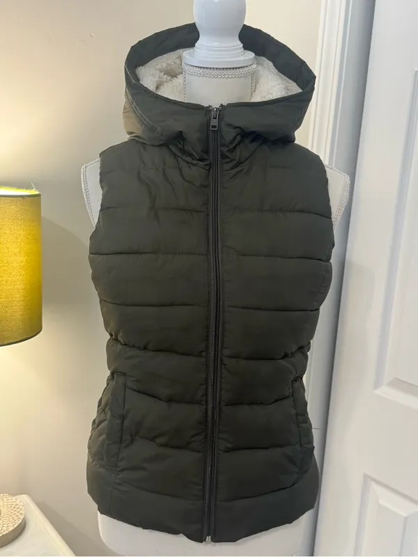 Dark Olive Green Hollister Puffer Vest | Sherpa lined | Size Medium - Image 2
