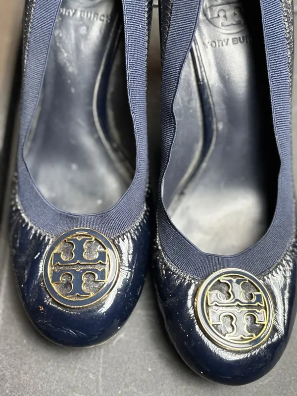 Tory Burch Navy Patent Leather Heels With Gold Logo Accents Size 7.5 - Image 3