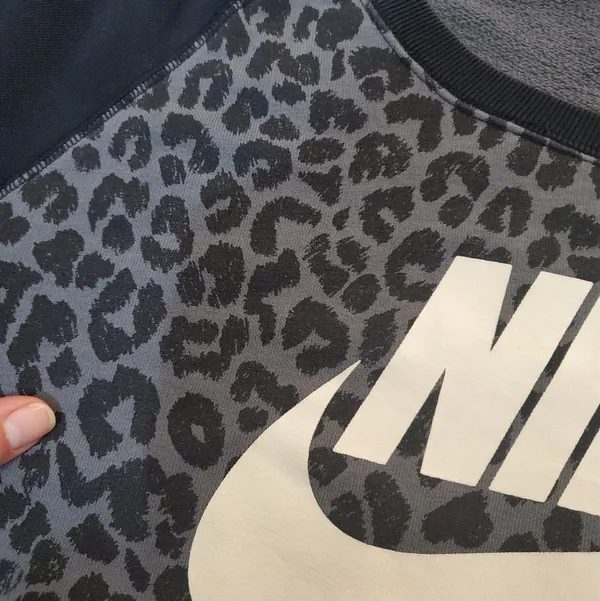 Nike gray and black Crewneck sweatshirt size Medium women's - Image 4