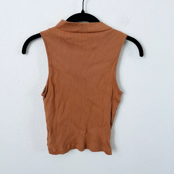 Uniqlo Crop Top - Image 2