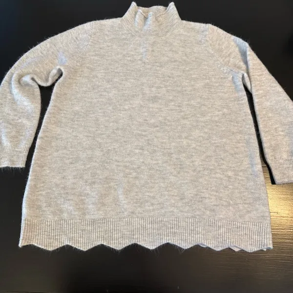 Elegant Light Gray Turtleneck Sweater‎ Size M - Image 2