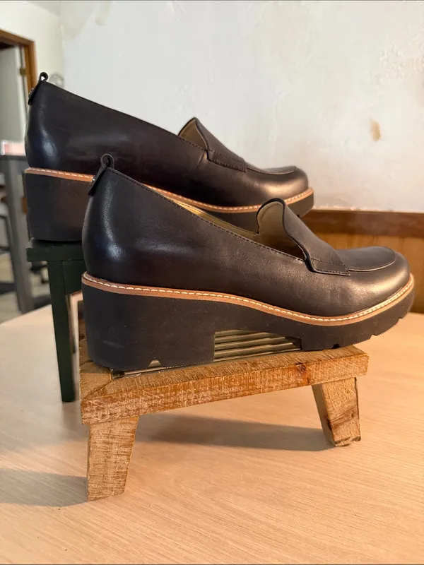 Naturalizer Black Leather Slip-On Loafers with Brown Trim - Image 3