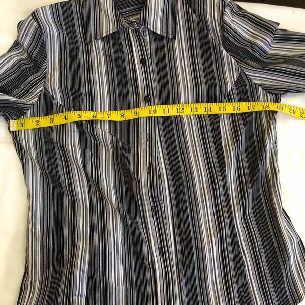 East 5th black grey white striped blouse button up down front office siren core Excellent, no noticeable flaws - Image 4