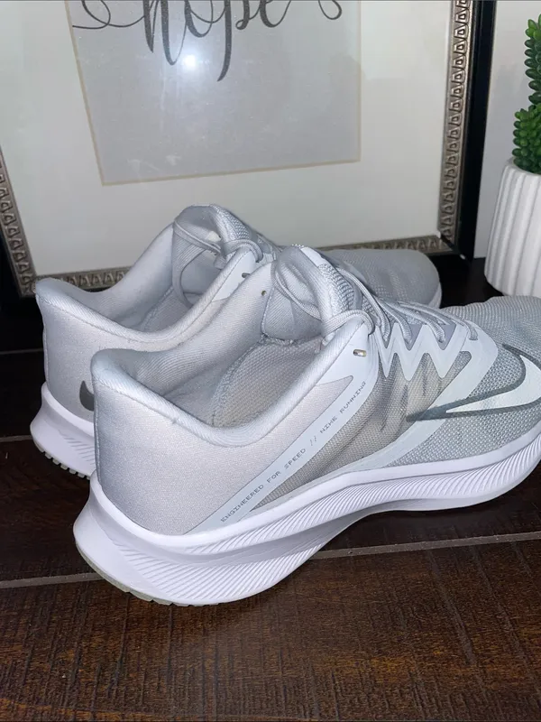 Nike Quest 3 Women’s Running Shoes Sneakers Size 8.5 Platinum / Metallic Silver - Image 2