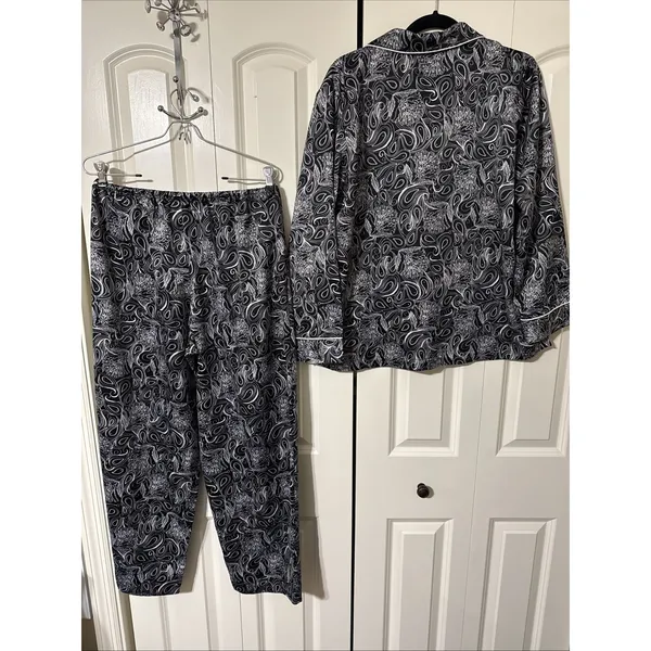 Women's Cabernet Sleepwear Set Pajamas Black And White Paisley Medium - Image 4
