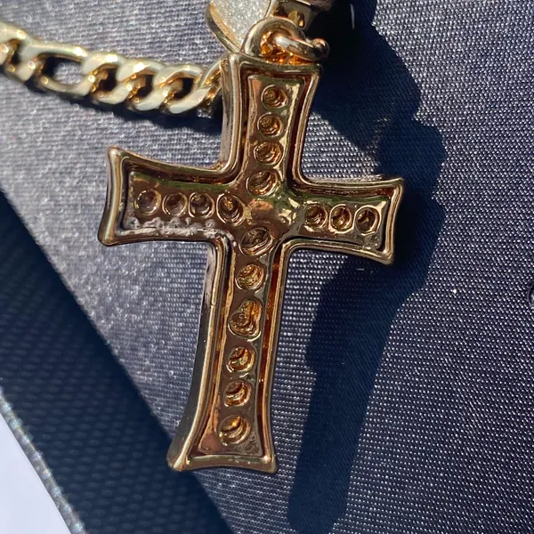⚜️✝️ NWT Guess Gold Plated Silver Glitteresque Effect Crucifixrion Cross Pendant Figaro Chain Necklace ✝️⚜️ - Image 5