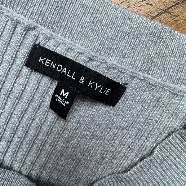 Kendall‎ & Kylie Copped Sleeveless Sweater Gray Size Medium - Image 2