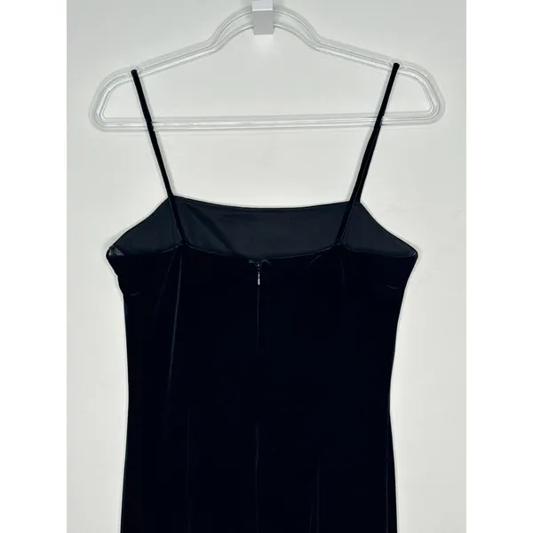 Dressbarn Collection 1990s Black Velvet Embroidered Gown formal sexy 6 - Image 10