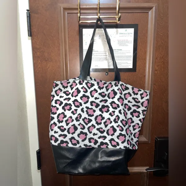 Stylish Leopard Print Tote Bag Black - Image 6