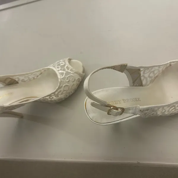 Heels Elegant White Peep-Toe Slingback Heels Audrey Brooke 8 1/2 Great shape - Image 4