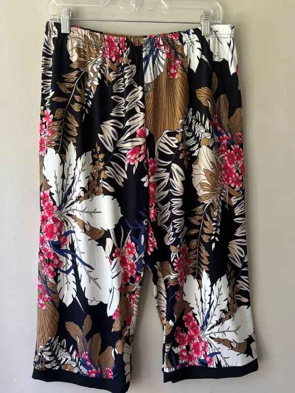 Women's Pajama Set L Short Sleeve Shirt and Capri Soft Pull‎ On Pants Pockets - Image 3