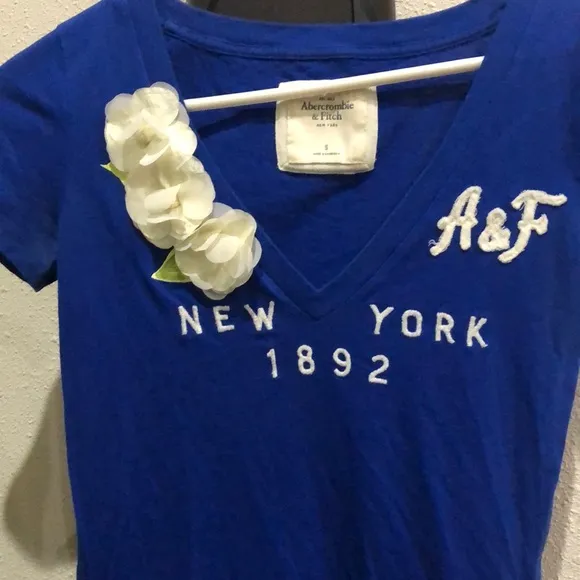 🦋4/$25 Abercrombie & Fitch blue & white flower tee small - Image 2