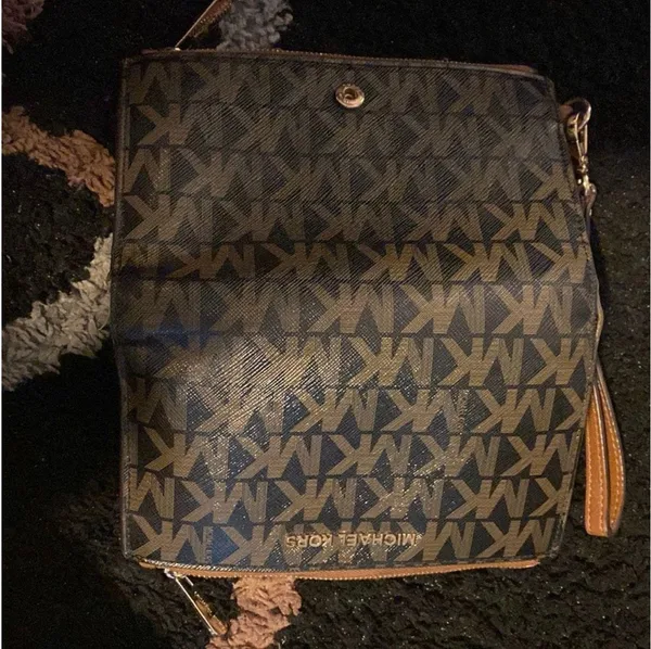 Michael Kors Bifold Wristlet - Image 5
