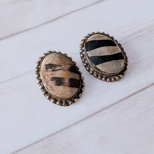 Vintage Clip On Earrings Patterned Oval - Image 3
