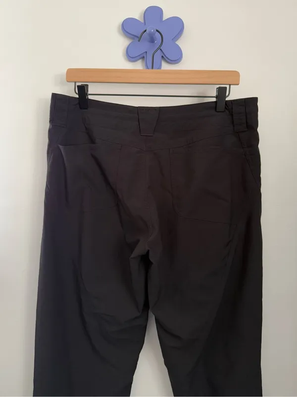 Patagonia women’s 12 Crop Pants mid rise Black outdoor hike trail - Image 3