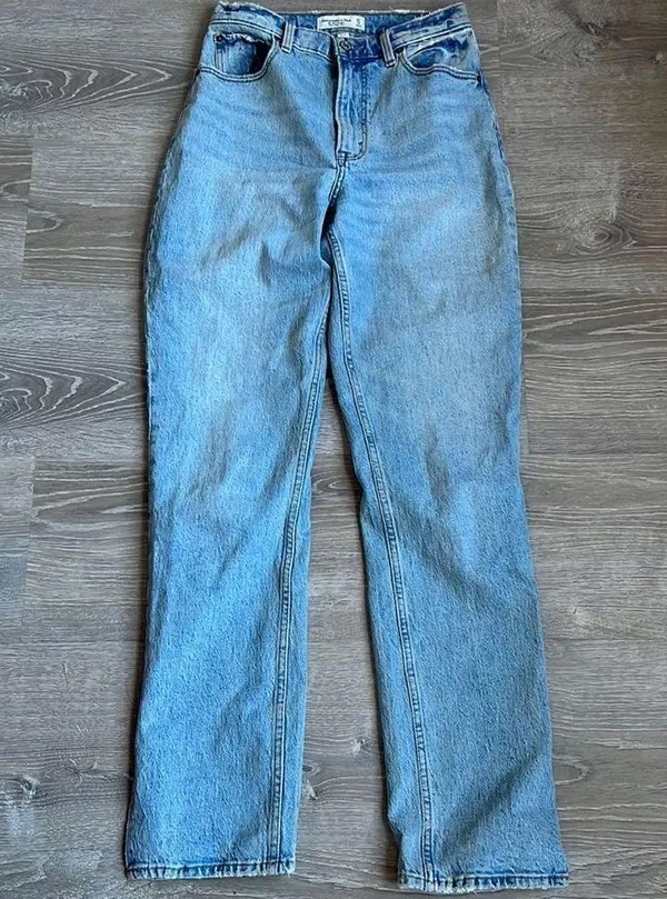 Abercrombie Ultra High Rise 90s Straight Jean, Light with Vent Hem - Image 3