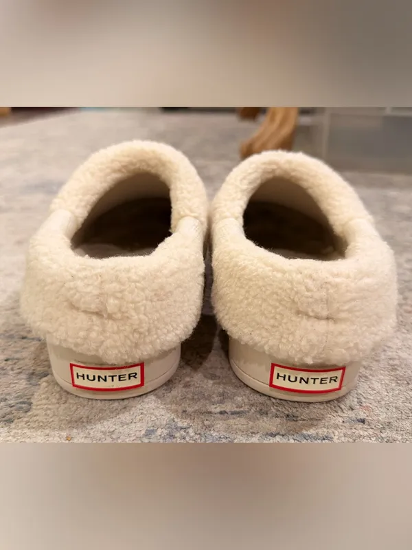 Hunter Cozy Cream Faux Shearling Slip-On Clogs - Image 9
