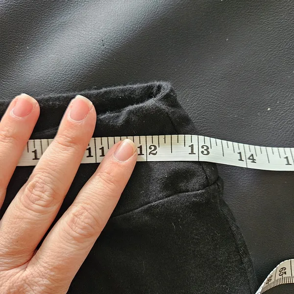 F.H. Clothing Co. woman’s size large cropped pants in black - Image 4