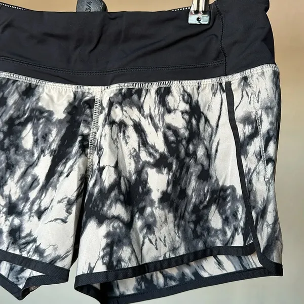 Lululemon Run Times Short Great Granite Black Mojave Tan Stretch 4" Inseam‎ Sz 6 - Image 4