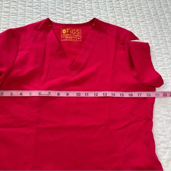 Figs Scrub Top Women’s XS Stretch Pockets Pink/Red Medical Wear - Image 5
