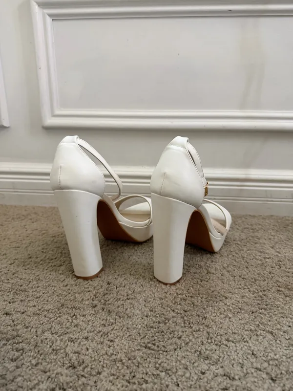 Pretty Little Thing White Heels Platform - Image 2