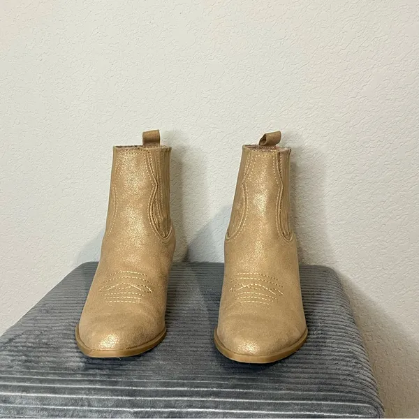 Dolce Vita Stana Western Chelsea Boots in Gold Metallic Size 9 - Image 2