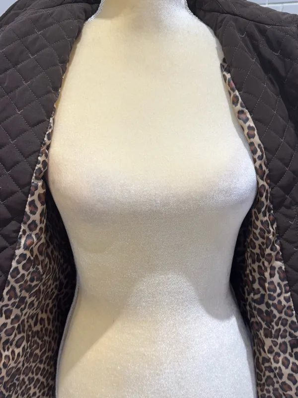Quilted polyester chocolate brown belted jacket. Pockets. Animal print lining. M - Image 7