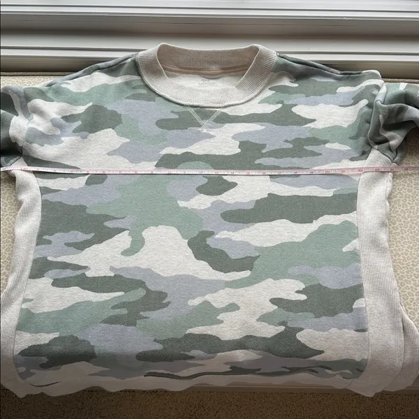 Aerie Green & Cream Camouflage Sweatshirt size M - Image 7