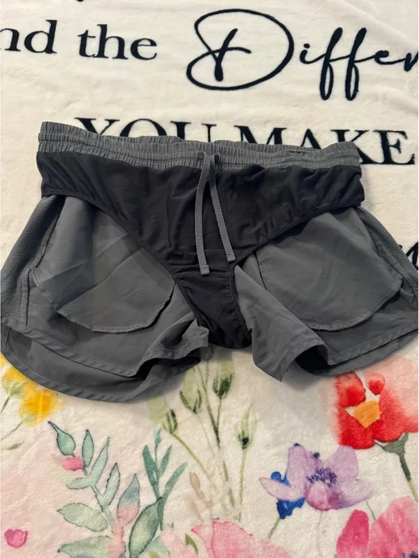 Under Armor Womens Medium Gray Running Shorts Athletic Gym Workout Size M - Image 5
