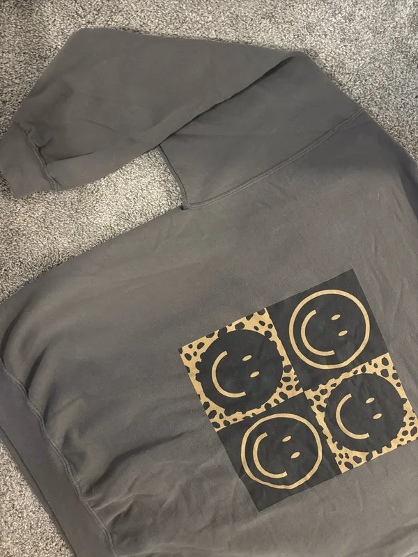 Sweet Claire Sweatshirt Smiley Face - Image 2