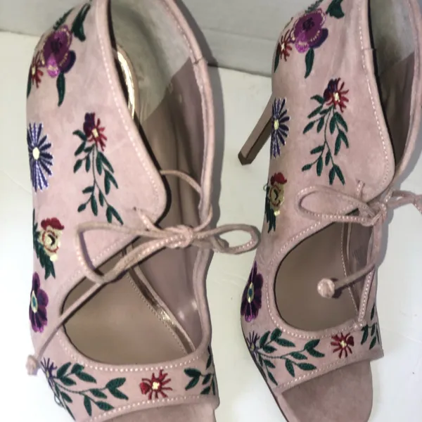 Betsey Johnson embroidered flowers caira heels - Image 3
