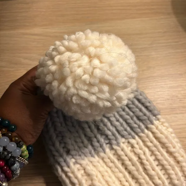 American Eagle Outfitters Cream and Gray Knit Hat - Image 6