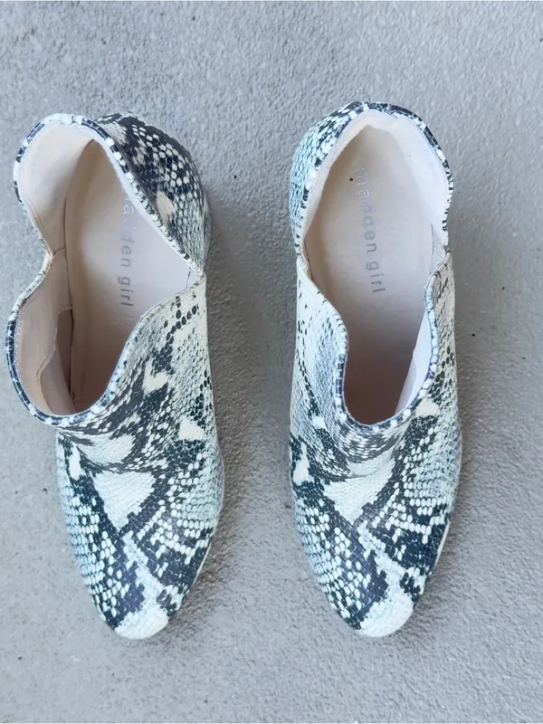 Steve Madden White and Black Snake-Print Pointed Ankle Booties Sz 8 - Image 7