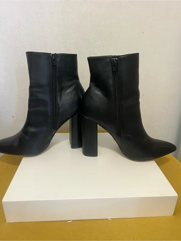 Tahari Black Pointed-Toe Block Heel Ankle Boots - Image 7
