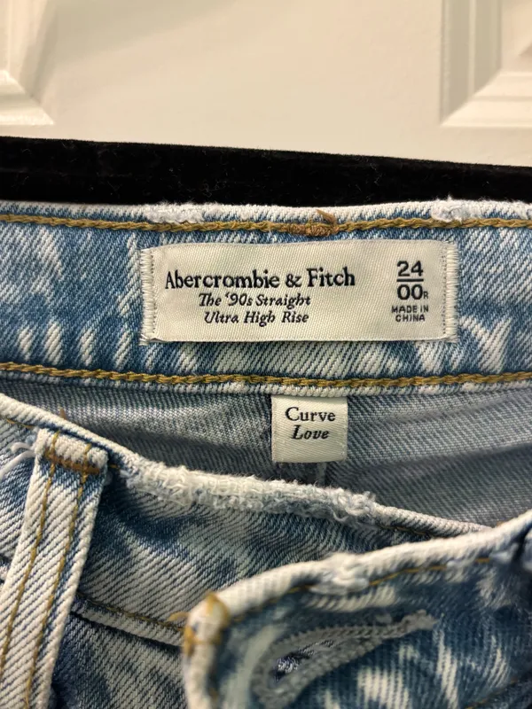Abercrombie Ultra High-Rise. 90s Straight Jeans - Image 2