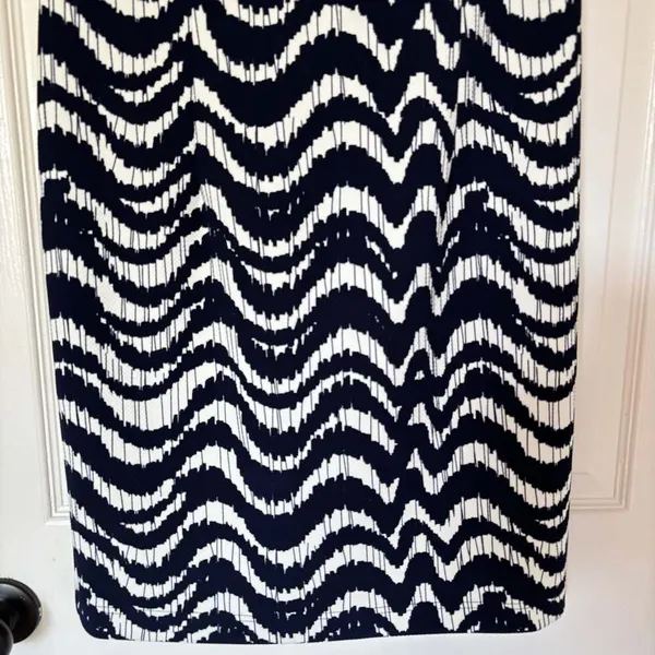 Madison Leigh Navy Blue White Chevron Print Sleeveless Sheath Dress - Image 15