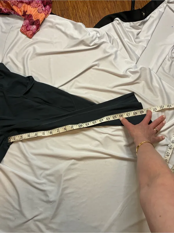 Lululemon size 10 with pockets 18-20 in leggings - Image 6