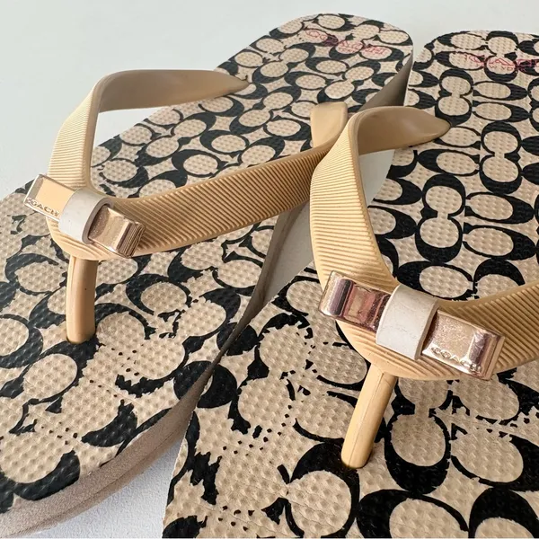 COACH Signature C Flip Flops Sandals Women’s Size 5-6 Tan Gold Metal Bow - Image 4