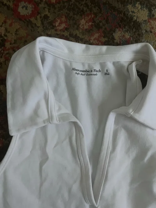 Abercrombie V-Neck Collared Crop Top - Image 3